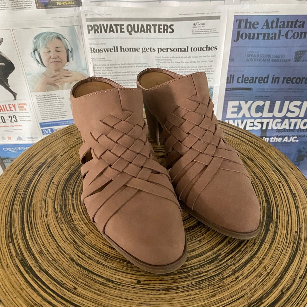 Universal Threads mules size 8 1/2